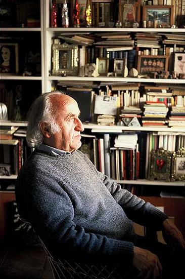 Antonio Pérez en la biblioteca repleta de objetos de su casa en Cuenca. Foto: Jean-Marie del Moral.
